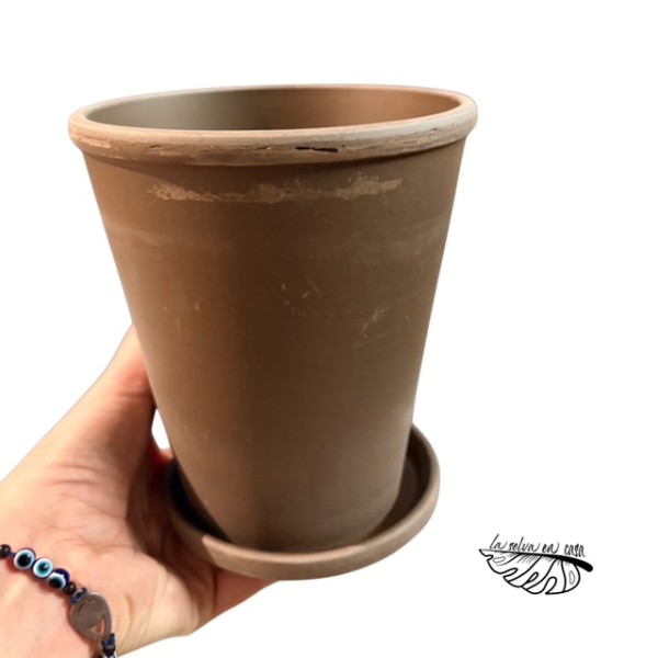 Maceta de Barro Oscuro Alta con Plato | Artroposfera